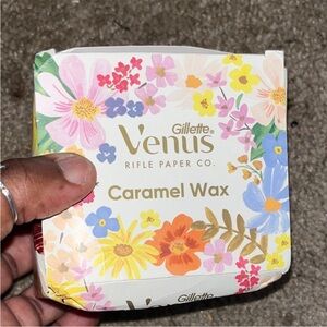 VENUS Caramel Wax with Floral Design